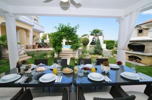 una mesa con comida y bebida en el patio en Apartments Villa Chiara Opatija en Ičići