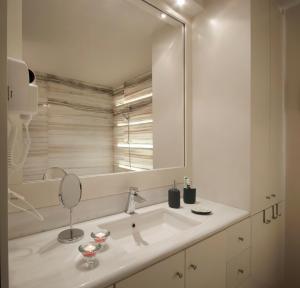 A bathroom at Athens Lycabettus Hill Penthouse, Private Roof Garden & Pool