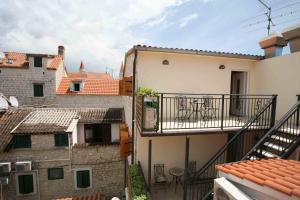 una vista aérea de dos edificios con balcón en Rooms Beljan, en Trogir