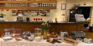 una mesa con comida en la cocina en Auberge Communale à l'Union, en Gilly