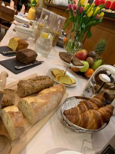 una mesa cubierta con muchos tipos diferentes de pan en Auberge Communale à l'Union, en Gilly