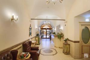 een lobby met stoelen en een tafel in een gebouw bij Hotel Cavour in Bologna
