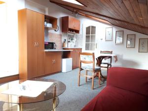 uma sala de estar com um sofá vermelho e uma mesa em Privát - Melanie em Vrchlabí
