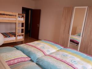 1 Schlafzimmer mit 2 Etagenbetten und einem Spiegel in der Unterkunft Ferienwohnung Schiffsblick Horumersiel in Wangerland