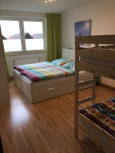 1 Schlafzimmer mit 2 Etagenbetten und einem Fenster in der Unterkunft Ferienwohnung Schiffsblick Horumersiel in Wangerland