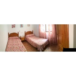 Habitación con 2 camas y ventana en Apartamento turístico en C/ Los Barquicos, en Carboneras