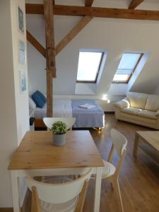 uma sala de estar com uma mesa e um sofá em Apartament Pola & Tola em Sopot