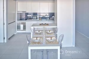 Кухня или мини-кухня в Dream Inn Apartments - Index Tower
