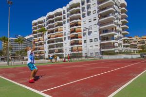 Tenis alebo squash v ubytovaní AG SALINAS alebo jeho okolí