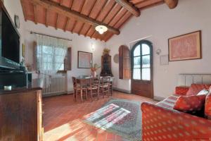 een woonkamer met een bank en een tafel bij Podere Piandarca in Terranuova Bracciolini