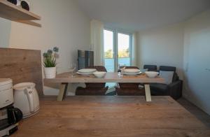 salon ze stołem z miskami w obiekcie Kurpark-Residenz W112 w mieście Cuxhaven