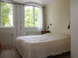 Ένα ή περισσότερα κρεβάτια σε δωμάτιο στο Fjällbacka Pensionat och Vandrarhem