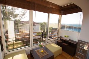 sala de estar con ventanas grandes y vistas al agua en Argola Kraljevica apartment, en Kraljevica