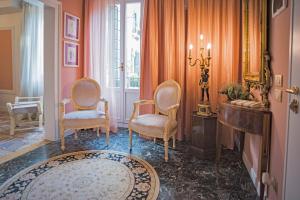 a living room with two chairs and a table at Venezia Ca' Drì Apartment in Venice