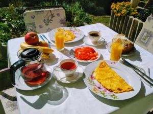 un tavolo con colazione a base di omelette, frutta e succhi di Antun Mozara Family House a Slano