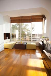 una gran sala de estar con una gran ventana en Argola Kraljevica apartment, en Kraljevica