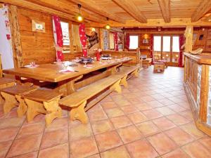 Wooden chalet in Paradiski ski areaにあるレストランまたは飲食店