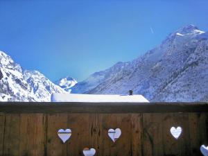 Wooden chalet in Paradiski ski area durante el invierno