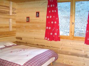 ペイゼ・ナンクロワにあるModern chalet just 350 m from the ski liftsのログキャビン内のベッドルーム1室