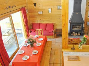 Restoran ili neka druga zalogajnica u objektu Modern chalet just 350 m from the ski lifts