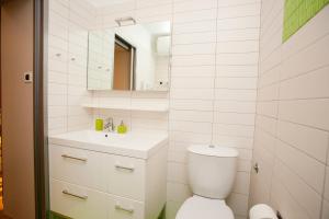 クラリェヴィツァにあるArgola Kraljevica apartmentのトイレと洗面台を備えた白いバスルーム +34枚の写真