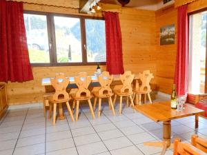 Le VillardにあるChalet in Paradiski ski areaのダイニングルーム(テーブル、木製椅子付)