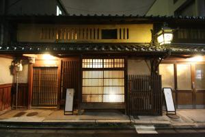 una entrada a un edificio con una puerta en HARUYA Umekoji, en Kioto