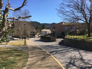 een straat met een boom en een stoep bij Villa Thermae in Gréoux-les-Bains