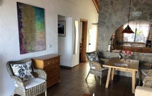 een woonkamer met een tafel en stoelen en een keuken bij La Hacienda BuenVivir - Apartamentos in Los Llanos de Aridane