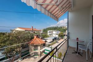 a balcony with a table and a view of a mountain at Guest house Rose&Ana in Makarska