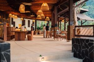 un restaurante con gente de pie en un edificio en Awei Pila (Mergui Archipelago), en Kyun Pila Island.