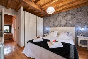 Łóżko lub łóżka w pokoju w obiekcie Casa Entera A Ferradura