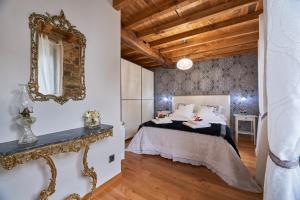 Schlafzimmer mit einem Bett und einem Wandspiegel in der Unterkunft Casa Entera A Ferradura in Melide
