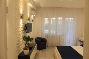 - une chambre avec un lit, une chaise et une fenêtre dans l'établissement Casa Teresa Bed & Breakfast, à Naples