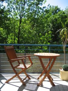 Balcony o terrace sa Hochwertiges Apartment im Grünen, zentral gelegen, ruhig, Balkon