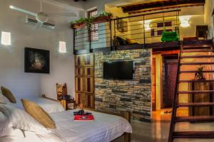 TV a/nebo společenská místnost v ubytování Casa de Leda, a Kali Hotel