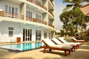 The swimming pool at or close to Hotel Refresh Blue