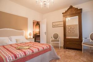 a bedroom with a bed with a dresser and a mirror at Venezia Ca' Drì Apartment in Venice
