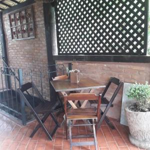 een houten tafel en stoelen op een patio bij Pousada Portas da Lua in Catas Altas