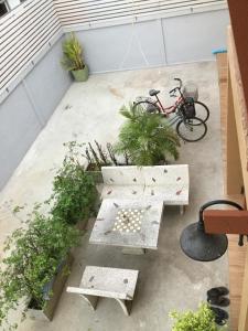 vistas a un patio con banco y bicicleta en Siriwal Guesthouse, en Phra Nakhon Si Ayutthaya