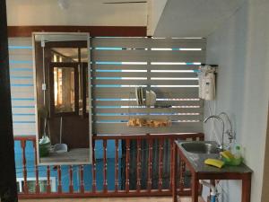 y baño con espejo, lavabo y lavabo. en Siriwal Guesthouse, en Phra Nakhon Si Ayutthaya