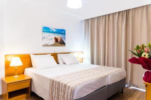 Letto o letti in una camera di Helios Bay Hotel and Suites