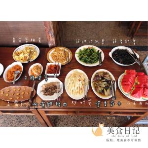 員山鄉的住宿－春風草堂民宿，一张桌子上摆着许多不同的食物