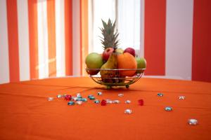 uma taça de fruta sentada em cima de uma mesa em Spezia em Turim