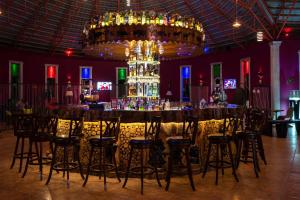 - un bar avec un grand lustre dans la pièce dans l'établissement Fun Retreat Resort, Hotel and Ayurveda Spa, à Arusha