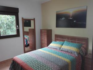 sypialnia z łóżkiem i lustrem w obiekcie Apartamento A Nave w mieście Fisterra +22 zdjęcia
