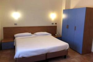 Ένα ή περισσότερα κρεβάτια σε δωμάτιο στο Hotel Serena