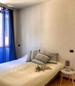 Una cama o camas en una habitación de Cortile del Forno nel centro storico 53 fotos más