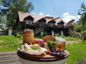 una bandeja de comida en una mesa frente a una casa en Villa Maximilian en Srokowo