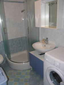 Kúpeľňa v ubytovaní Apartments Biljana for relaxing holidays in Baska
